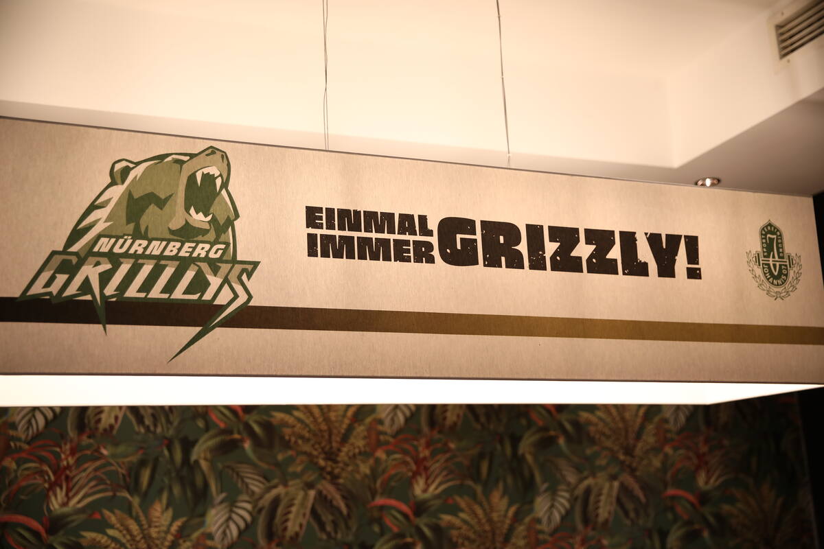 Einmal immer Grizzly – Leuchtbanner im Gastraum