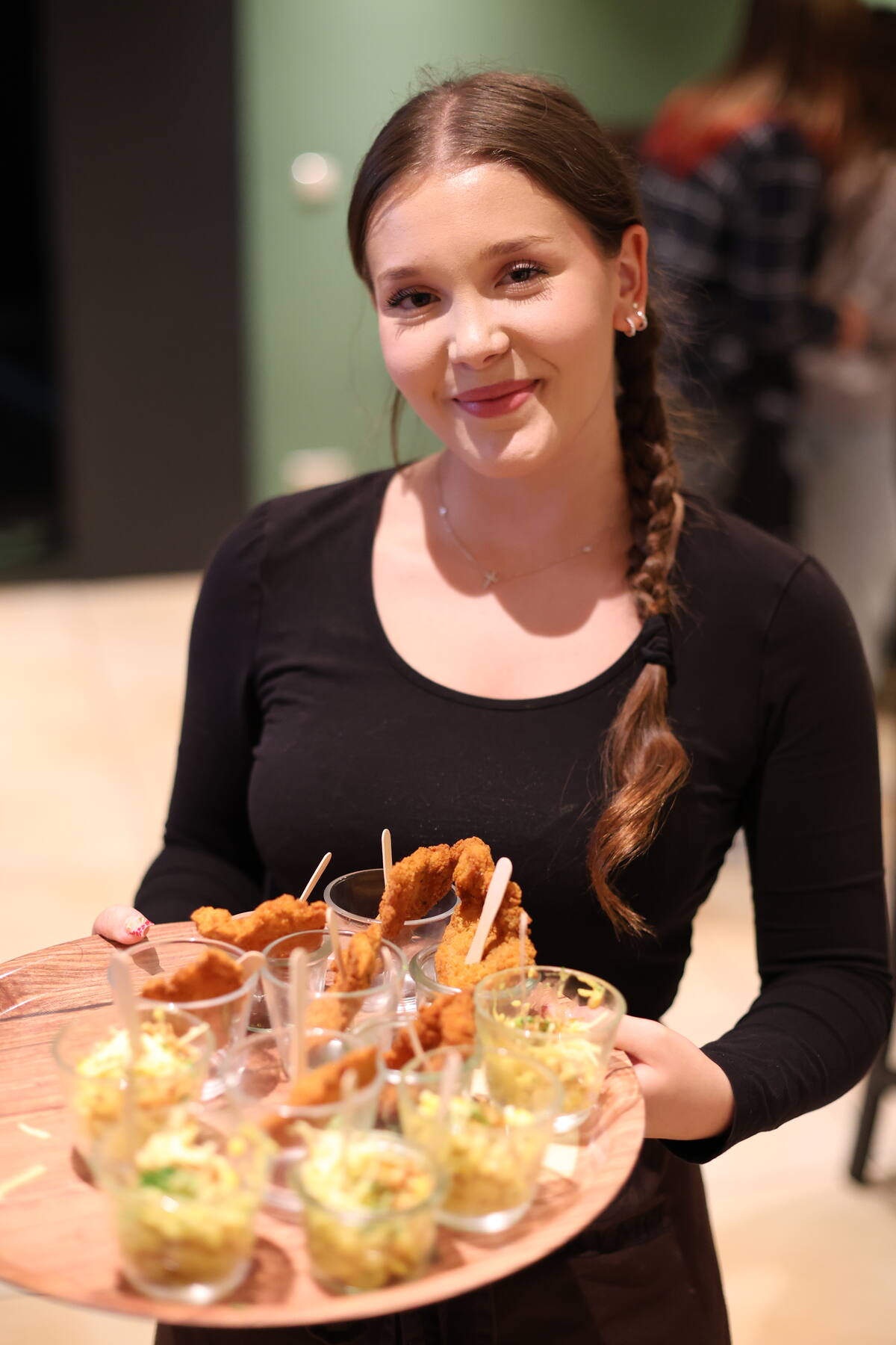 Service mit Häppchen-Tablett